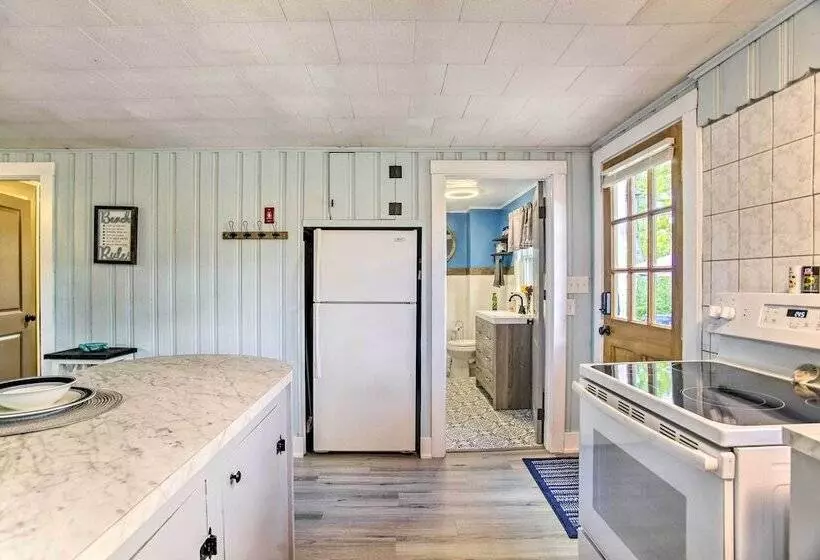 Buttermilk Cottage In Cape Cod: Steps To Beach