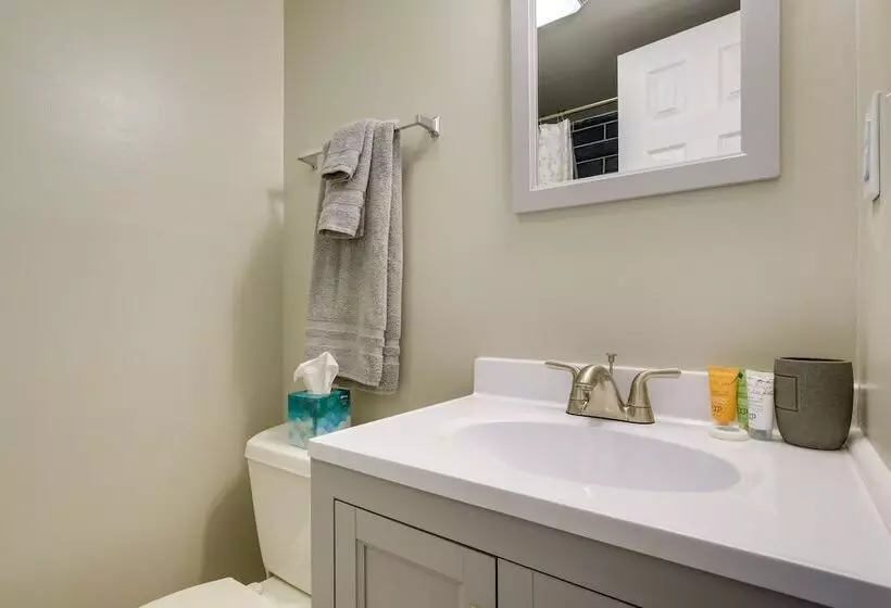 Sunny Family Home, 3 Mi To High Point Market!