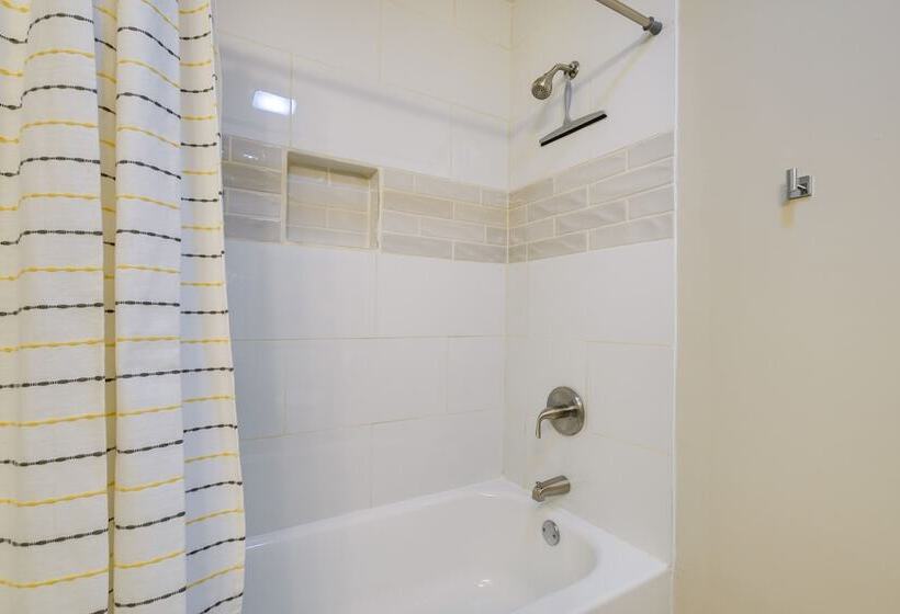 Sunny Family Home, 3 Mi To High Point Market!