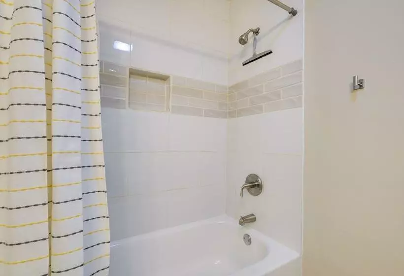 Sunny Family Home, 3 Mi To High Point Market!