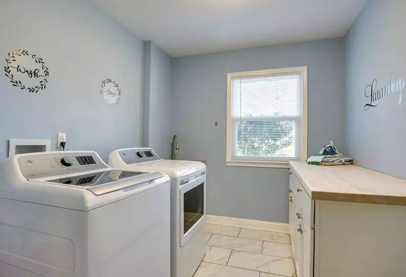 Sunny Family Home, 3 Mi To High Point Market!