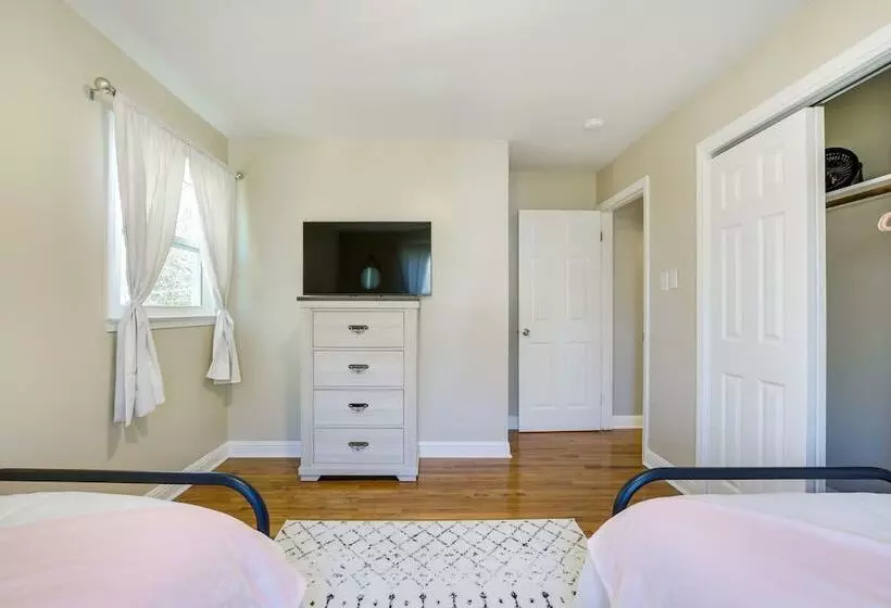 Sunny Family Home, 3 Mi To High Point Market!