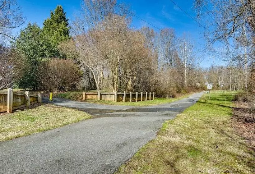 Sunny Family Home, 3 Mi To High Point Market!