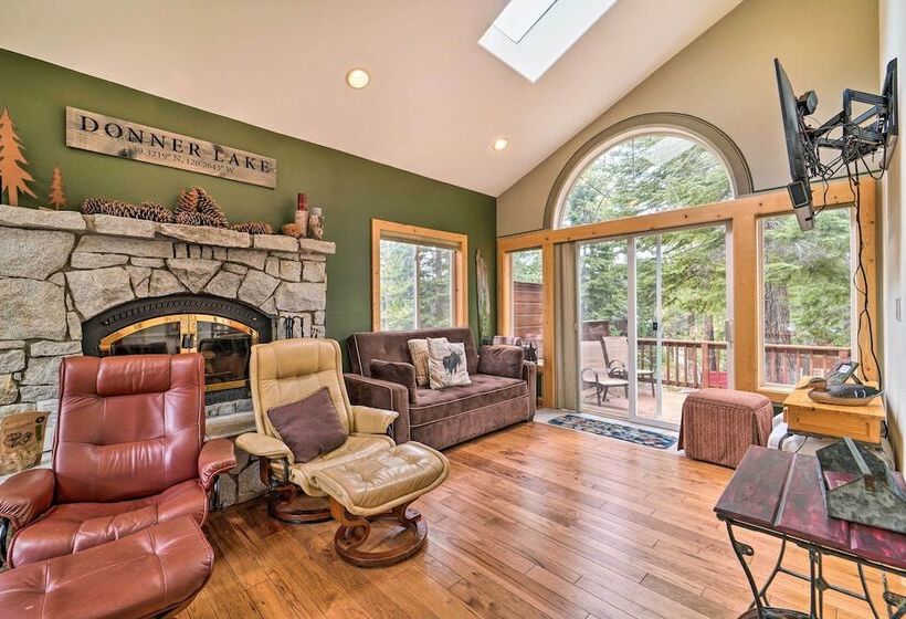 Tahoe Donner Retreat W/ Hot Tub & Fireplace!