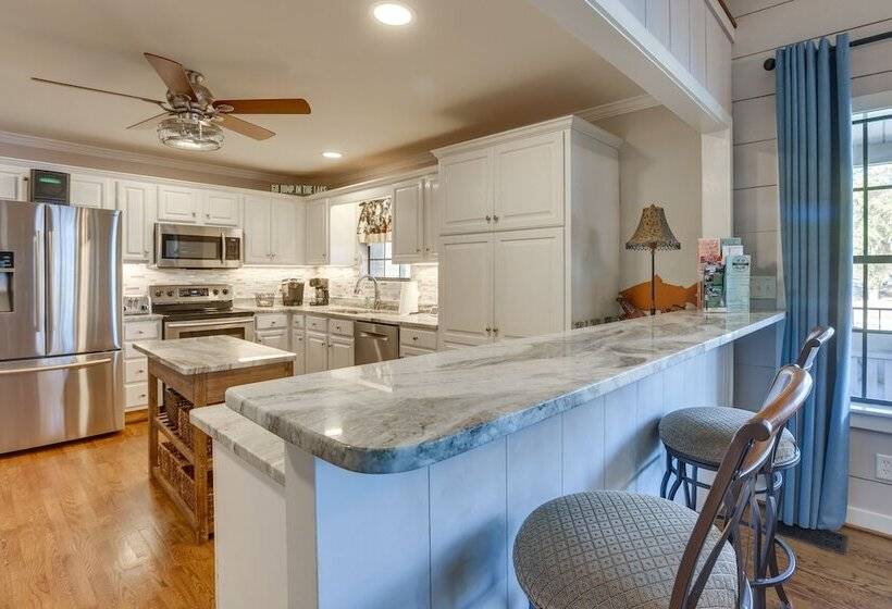 Waterfront Lay Lake Retreat W/dock & 3 Piers!