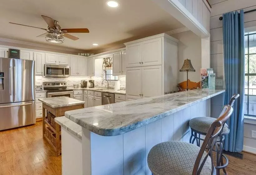 Waterfront Lay Lake Retreat W/dock & 3 Piers!