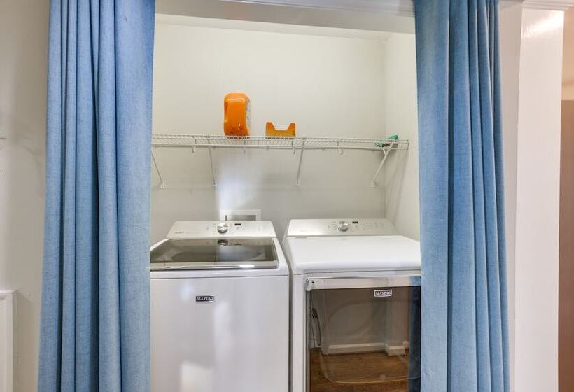 Waterfront Lay Lake Retreat W/dock & 3 Piers!