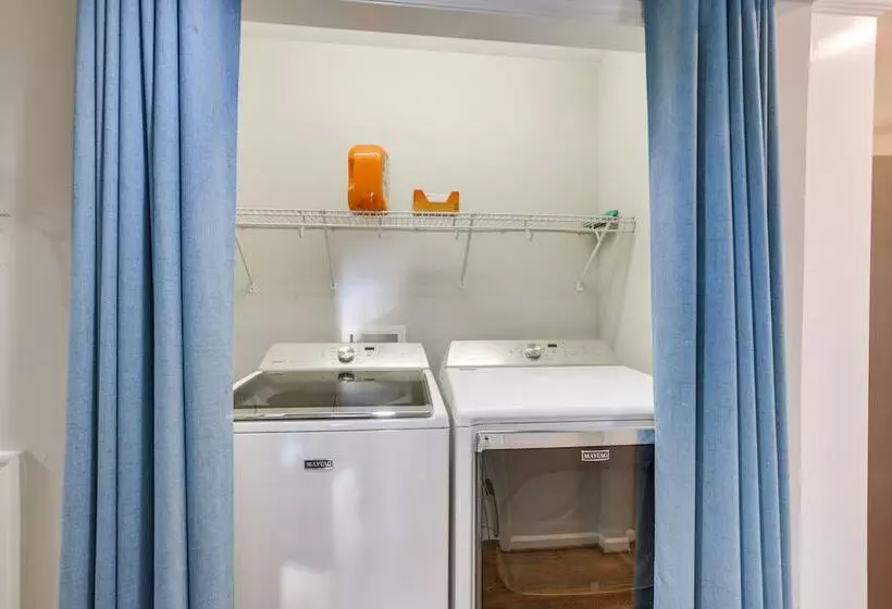 Waterfront Lay Lake Retreat W/dock & 3 Piers!