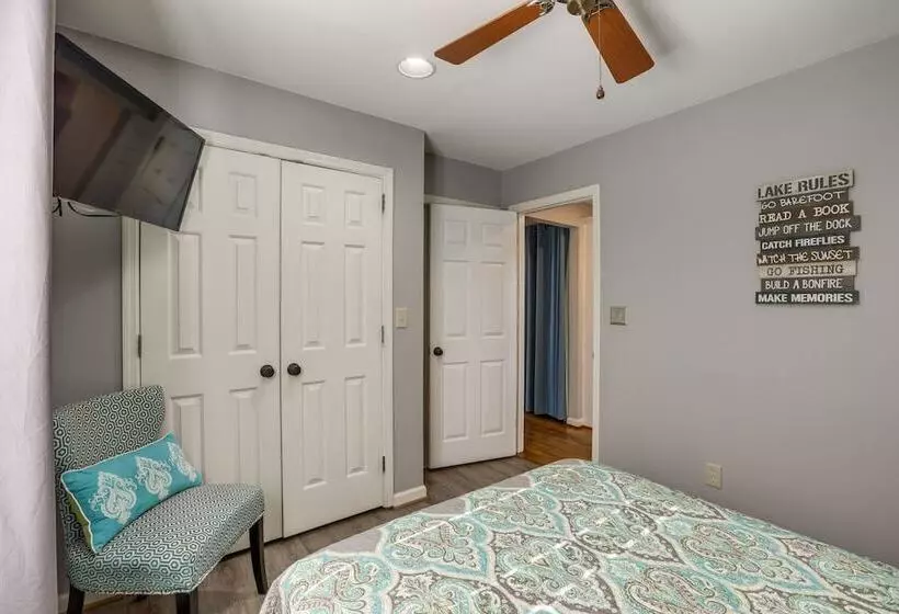 Waterfront Lay Lake Retreat W/dock & 3 Piers!