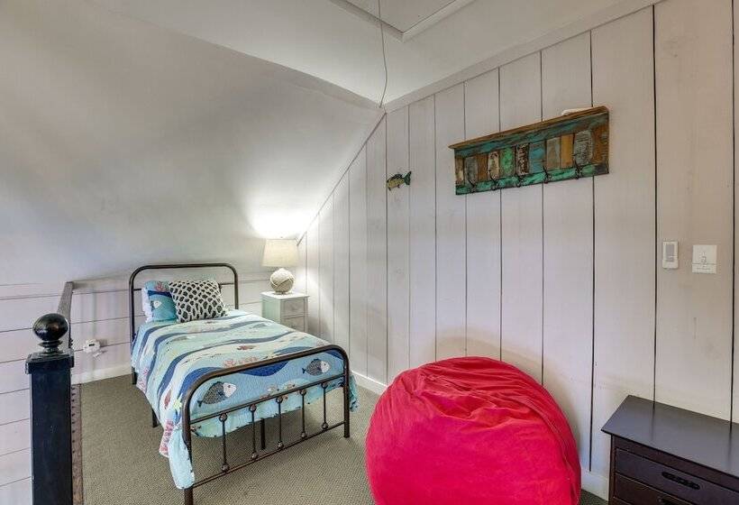 Waterfront Lay Lake Retreat W/dock & 3 Piers!