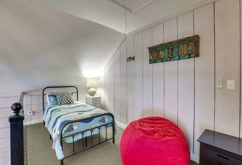 Waterfront Lay Lake Retreat W/dock & 3 Piers!