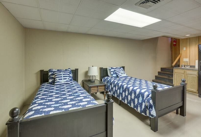 Waterfront Lay Lake Retreat W/dock & 3 Piers!