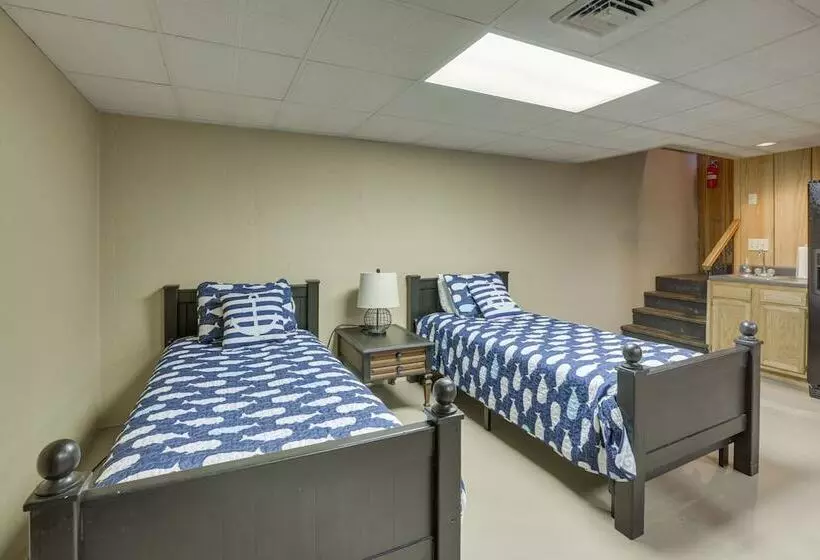 Waterfront Lay Lake Retreat W/dock & 3 Piers!