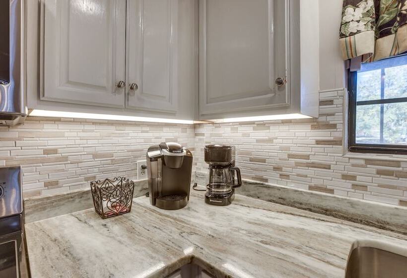 Waterfront Lay Lake Retreat W/dock & 3 Piers!