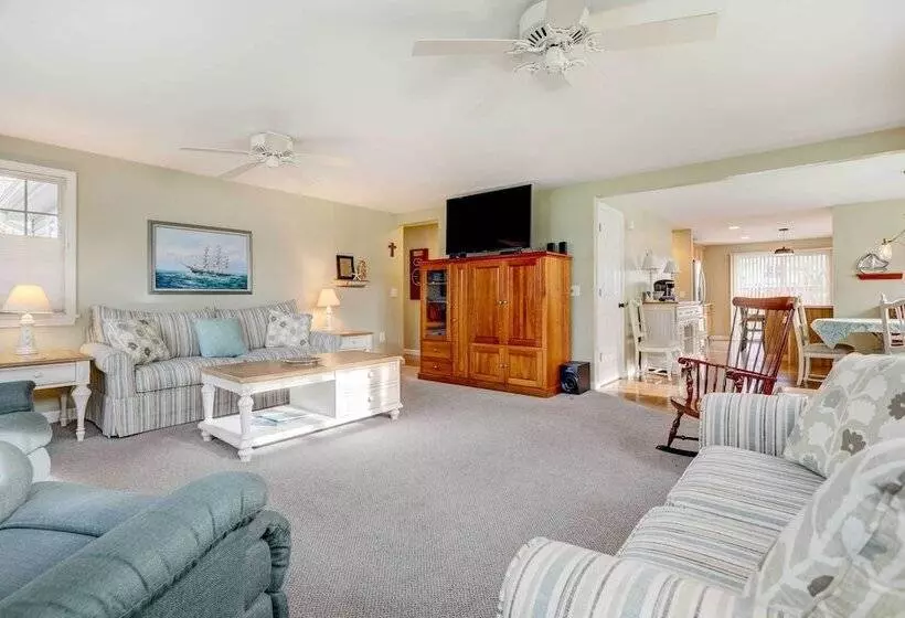 Westerly Retreat ~ 1/4 Mi To Private Beach!