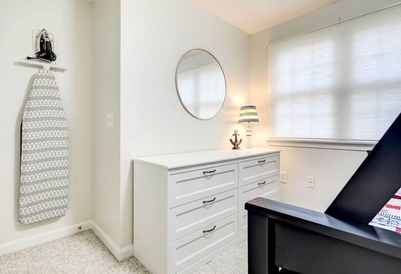 Westerly Retreat ~ 1/4 Mi To Private Beach!