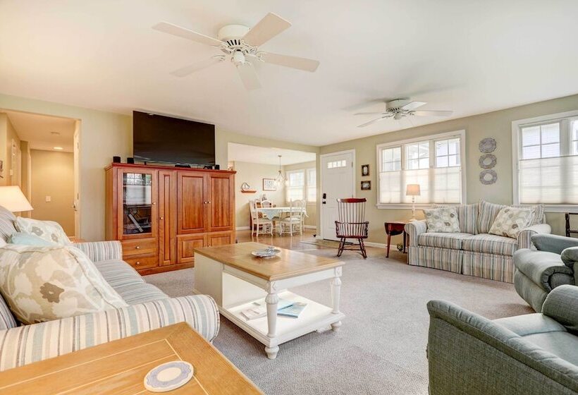 Westerly Retreat ~ 1/4 Mi To Private Beach!