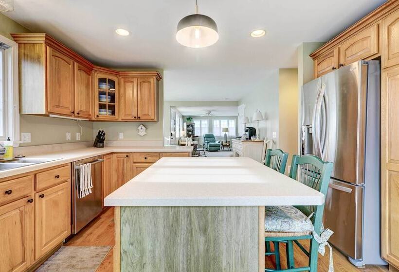 Westerly Retreat ~ 1/4 Mi To Private Beach!