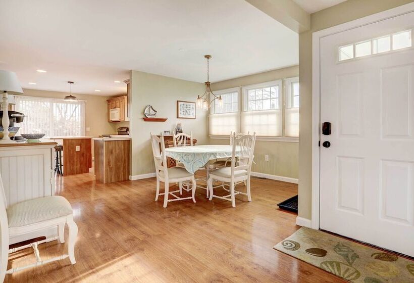 Westerly Retreat ~ 1/4 Mi To Private Beach!