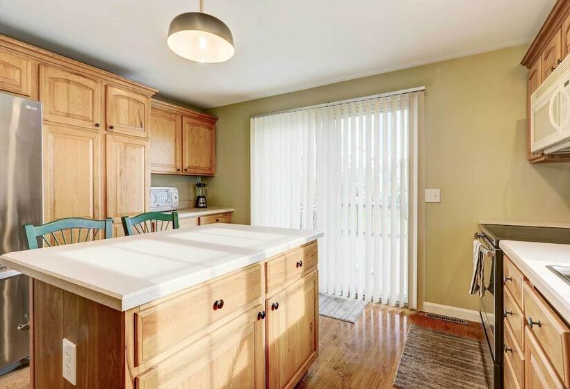 Westerly Retreat ~ 1/4 Mi To Private Beach!