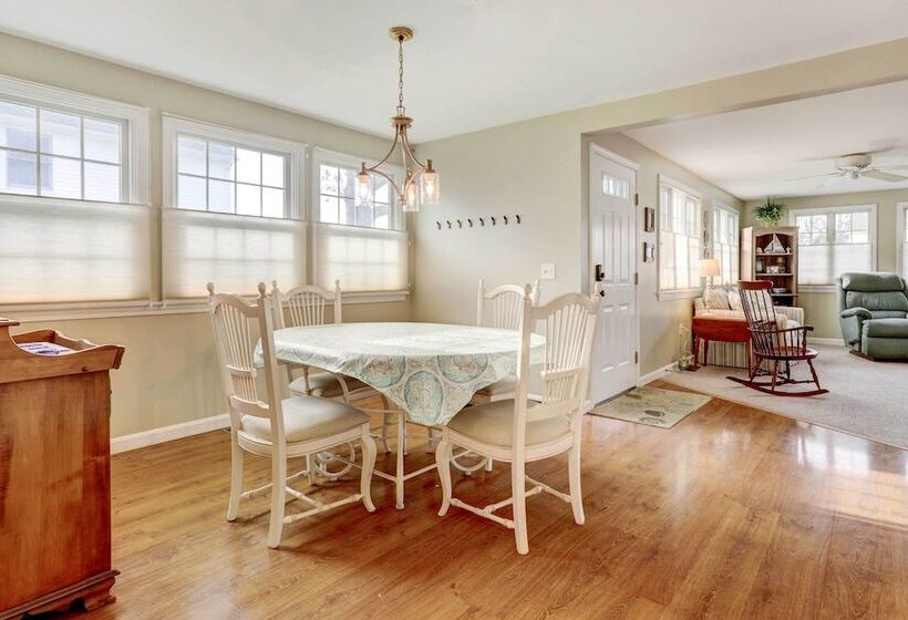 Westerly Retreat ~ 1/4 Mi To Private Beach!