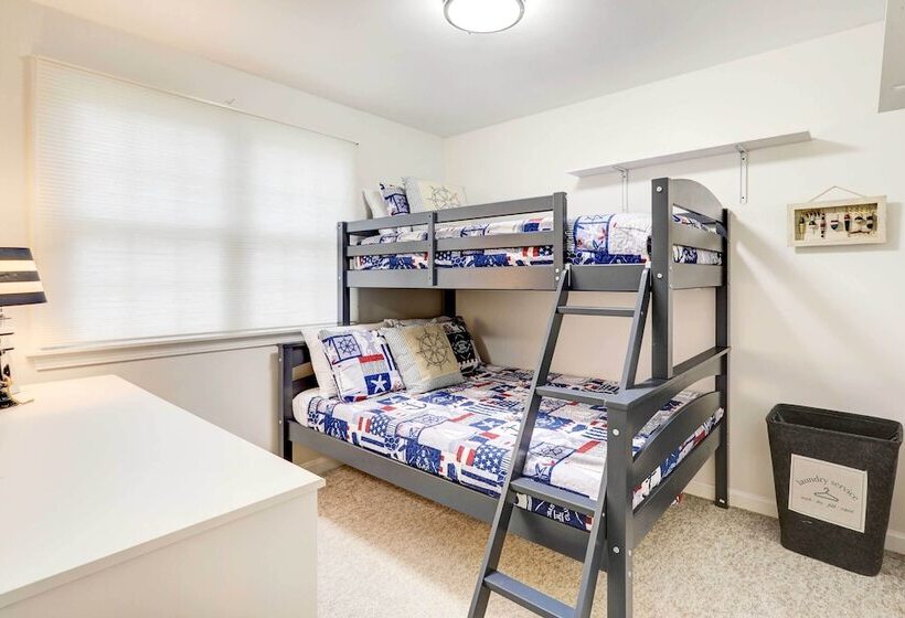 Westerly Retreat ~ 1/4 Mi To Private Beach!