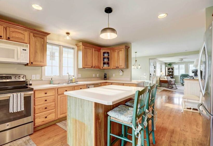 Westerly Retreat ~ 1/4 Mi To Private Beach!