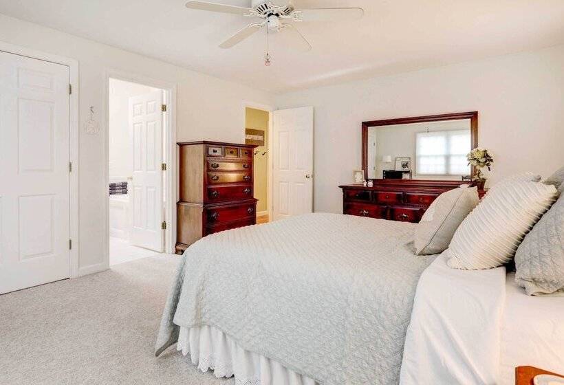 Westerly Retreat ~ 1/4 Mi To Private Beach!