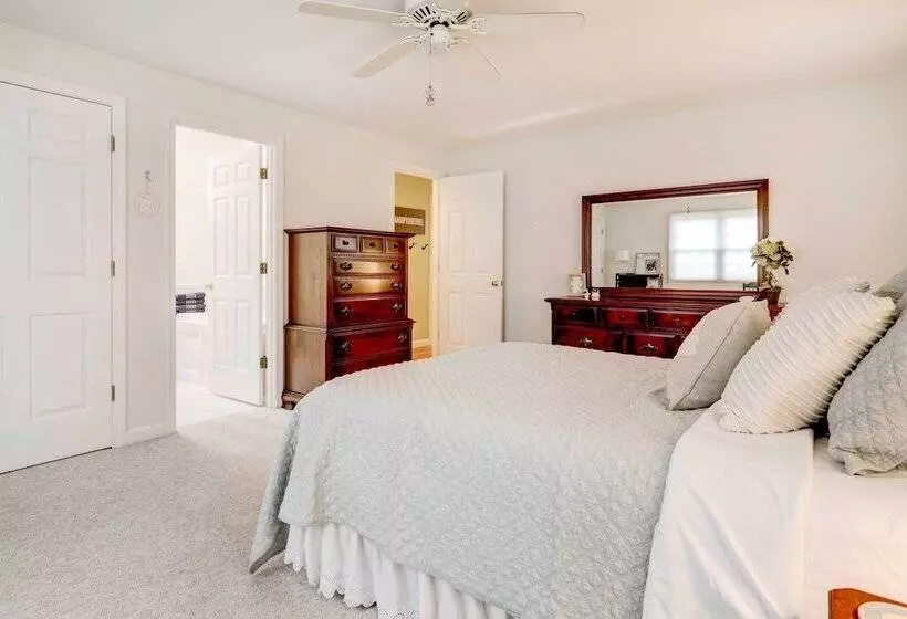Westerly Retreat ~ 1/4 Mi To Private Beach!