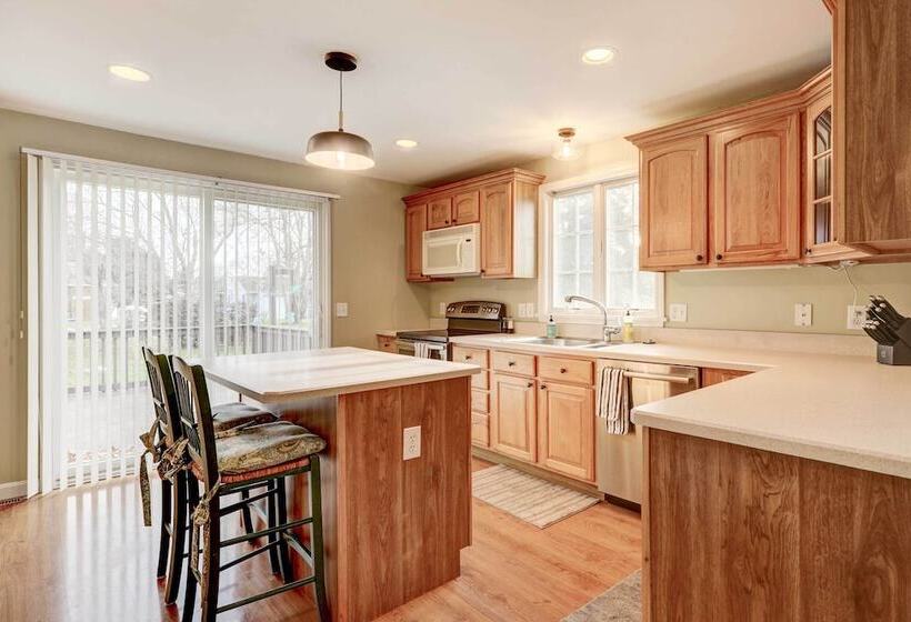 Westerly Retreat ~ 1/4 Mi To Private Beach!