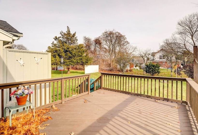 Westerly Retreat ~ 1/4 Mi To Private Beach!