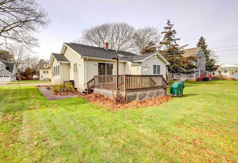 Westerly Retreat ~ 1/4 Mi To Private Beach!