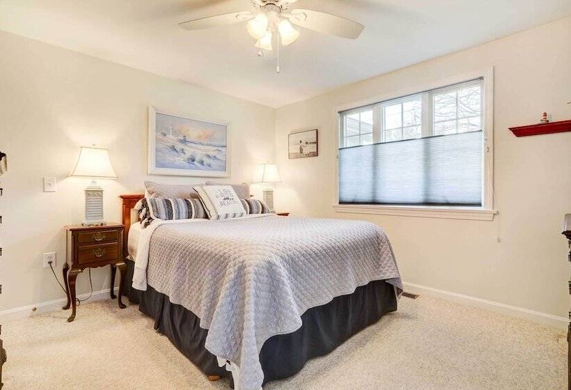 Westerly Retreat ~ 1/4 Mi To Private Beach!