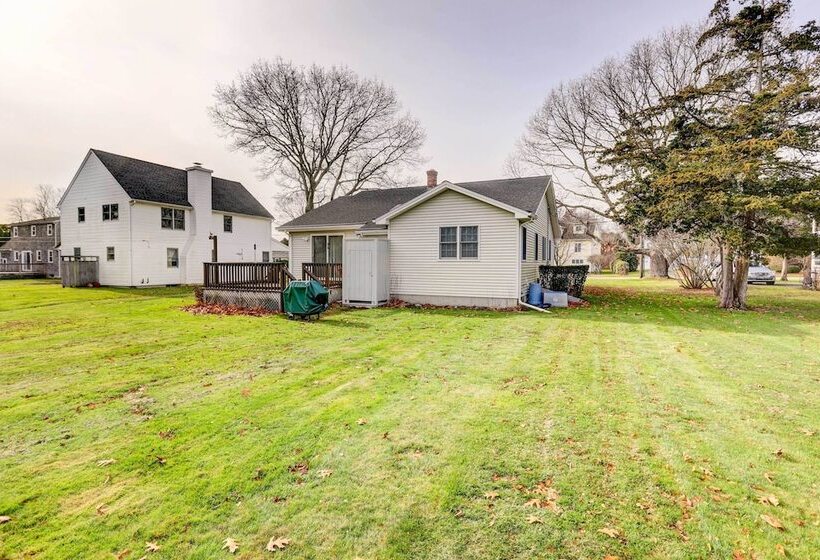 Westerly Retreat ~ 1/4 Mi To Private Beach!