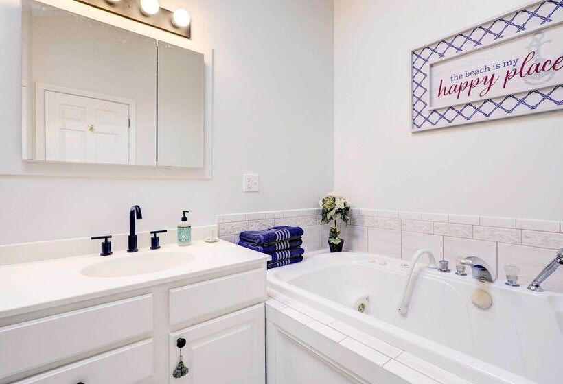 Westerly Retreat ~ 1/4 Mi To Private Beach!