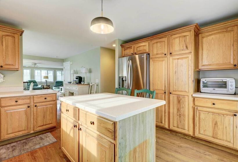 Westerly Retreat ~ 1/4 Mi To Private Beach!