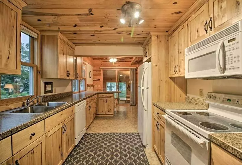 Lakeside Hideaway W/ Swim Dock In Alexandria!