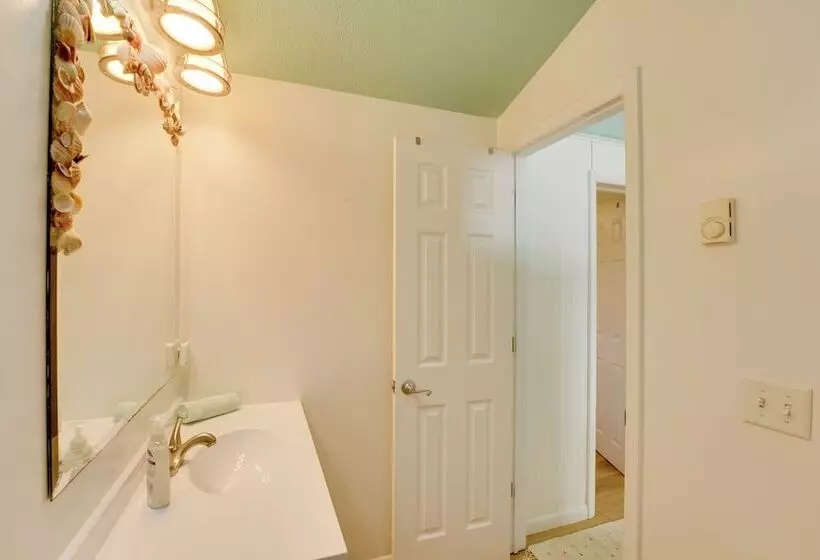 Beachfront Lake Michigan Cottage: Fire Pit & Deck