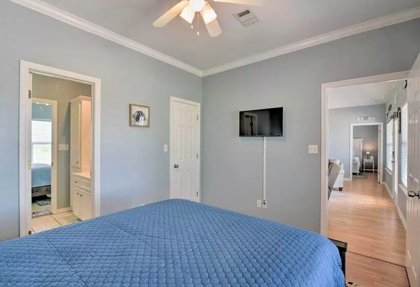 Deck & Grill: Walkable Crystal Beach House!