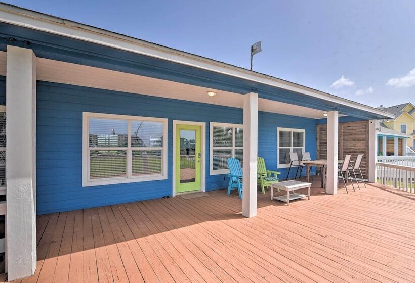 Deck & Grill: Walkable Crystal Beach House!