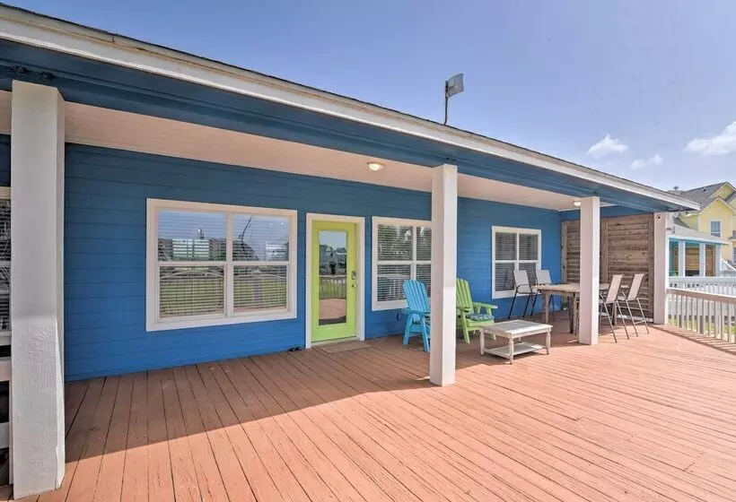 Deck & Grill: Walkable Crystal Beach House!