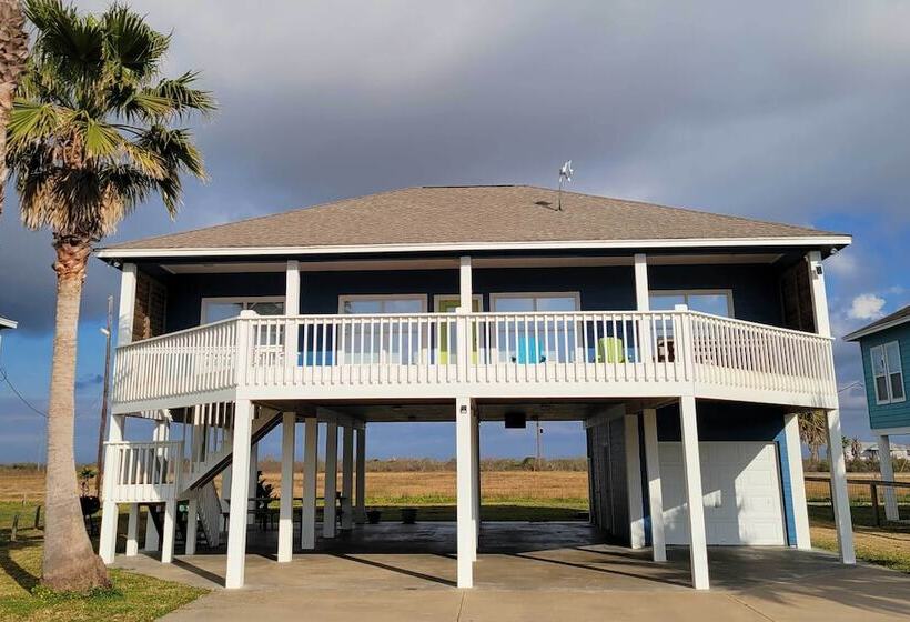 Deck & Grill: Walkable Crystal Beach House!