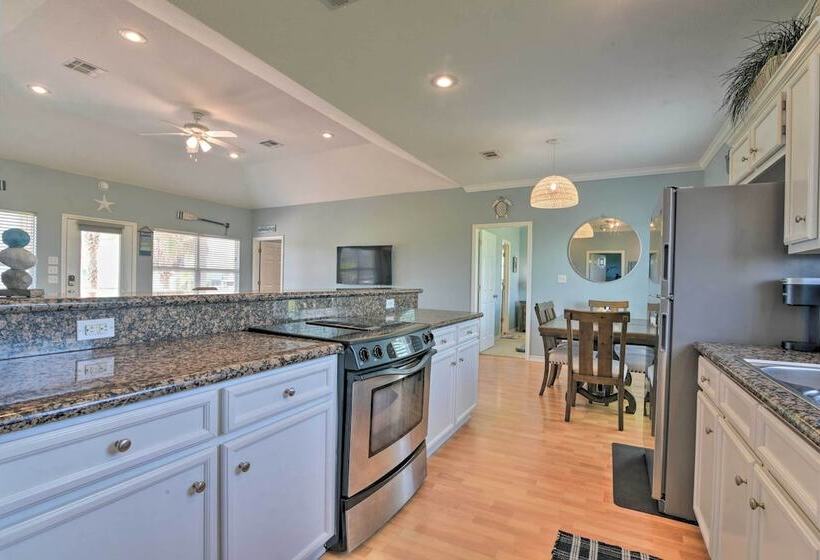 Deck & Grill: Walkable Crystal Beach House!