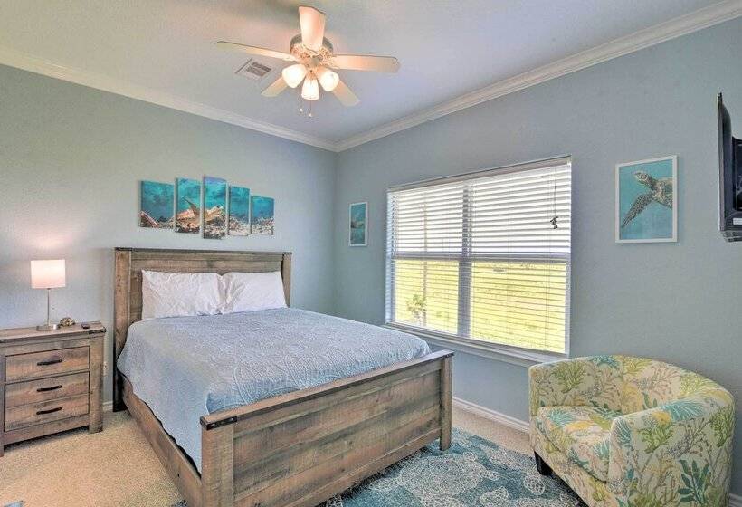 Deck & Grill: Walkable Crystal Beach House!