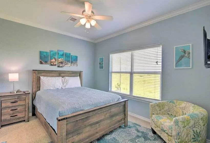 Deck & Grill: Walkable Crystal Beach House!