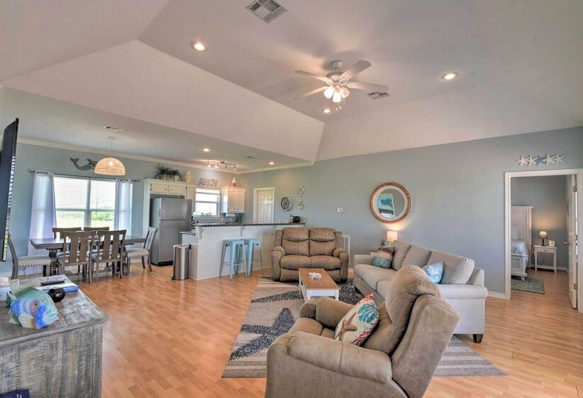 Deck & Grill: Walkable Crystal Beach House!