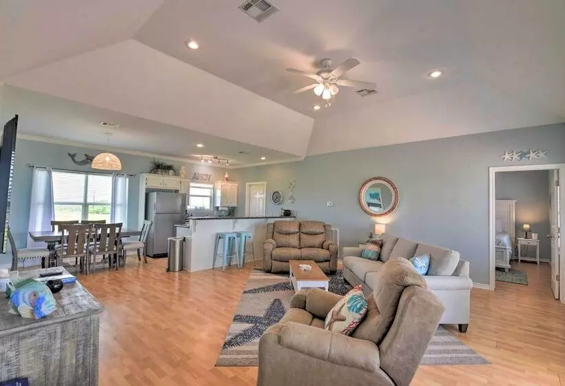 Deck & Grill: Walkable Crystal Beach House!