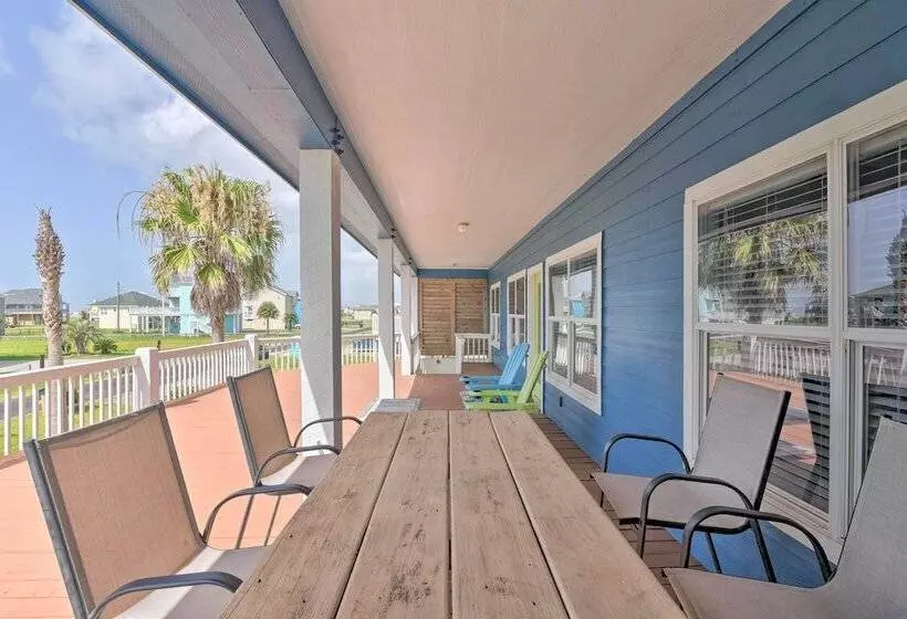 Deck & Grill: Walkable Crystal Beach House!
