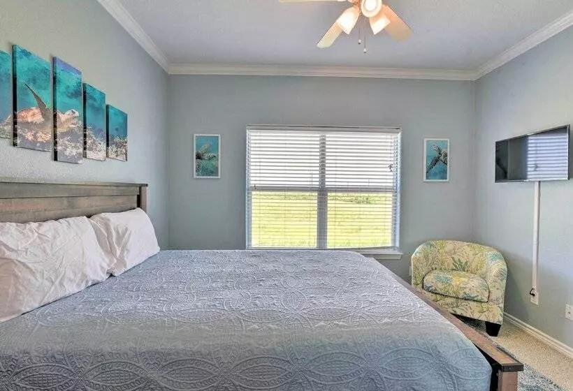 Deck & Grill: Walkable Crystal Beach House!