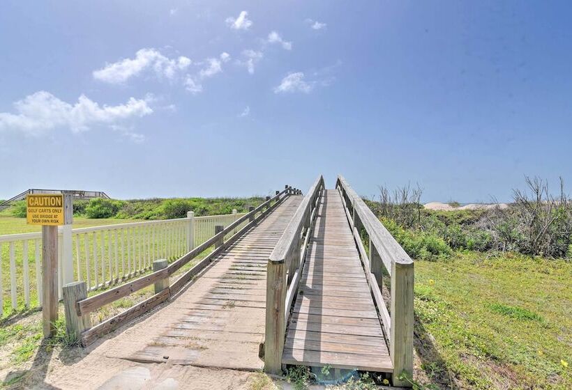 Deck & Grill: Walkable Crystal Beach House!